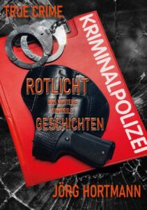 Buchcover „Rotlicht und weitere skurrile Geschichten“ von Jörg Hortmann mit Handschellen, Polizeimütze und Pistole